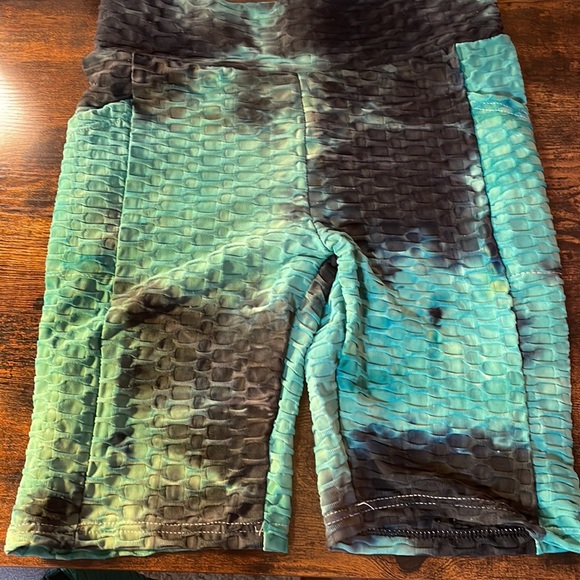 Woman’s yoga workout set TikTok shorts with matching top size L/XL green/black - Picture 2 of 6